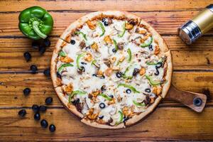 quatro temporadas pizza isolado em de madeira borda topo Visão em mesa comida rápida foto