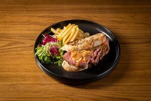 assado carne fermento sanduíche com francês fritas e salada servido dentro prato isolado em mesa topo Visão do tailandês Comida foto