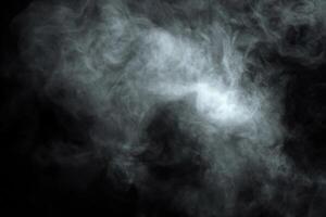 abstrato pó ou fumaça suspenso dentro escuridão, isolado em Preto fundo. foto