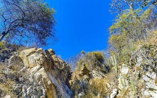 lindo pedras falésias pedregulhos montanha dentro porto escondido México. foto