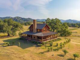 ai gerado uma rancho casa aninhado dentro a sopé do majestoso montanhas foto