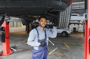 serviço, reparar e profissão conceito - indiano mecânico às carro serviço foto