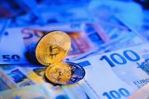 euro notas e moedas, dólar notas com bitcoin. Alto qualidade foto. foto