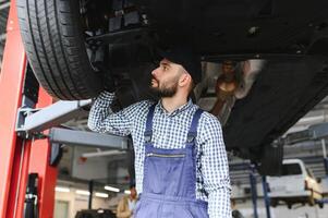 adulto homem dentro azul colori uniforme trabalho dentro a automóvel salão. foto