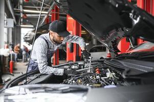 adulto homem dentro azul colori uniforme trabalho dentro a automóvel salão. foto