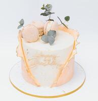 colorida aniversário bolo com dourado feliz aniversário bandeira foto