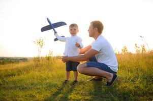 do pai dia. Papai e bebê filho jogando juntos ao ar livre avião foto