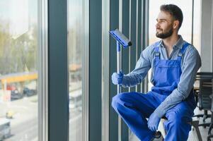 masculino zelador limpeza janela dentro escritório foto