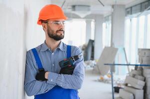 construção trabalhador usar uma broca mordeu foto