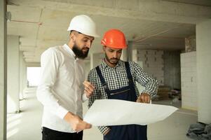 feliz trabalhadores às construção site, jovem Civil engenheiro Gerente e arquitetos. indiano e árabe engenheiros. foto