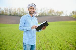 indiano agricultor em agrícola campo foto