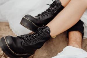 vista frontal dos sapatos do casal de noivos. sapatos preto e branco foto