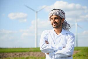 indiano engenheiro trabalhando às alternativo renovável vento energia Fazenda - sustentável energia indústria conceito foto