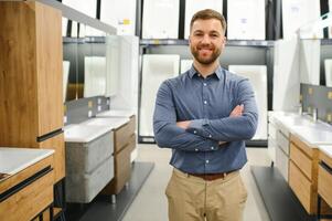 retrato do vendedor dentro banheiro loja. feliz homem trabalho dentro banho loja. vendas ocupação foto