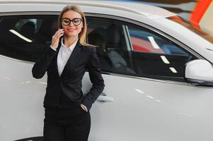 o negócio mulher dentro auto salão. conceito do fêmea motorista foto