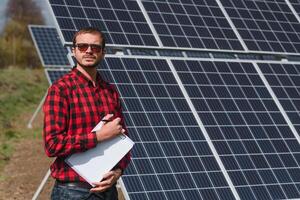 engenheiro. homem perto solar painel. trabalhador com uma pasta. foto