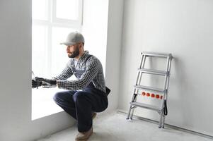 jovem trabalhador fazer reparar dentro quarto foto