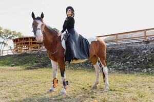 elegante retrato do uma lindo jovem mulher e cavalo foto