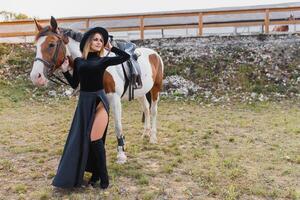 lindo glamour mulher com uma cavalo foto