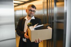 velho masculino empregado ser disparamos a partir de dele trabalhos foto