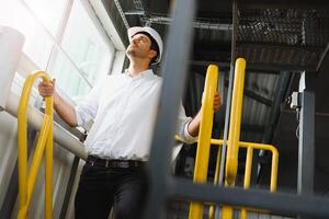 fábrica Gerente dentro inspeção do fabricação. homem dentro industrial meio Ambiente foto