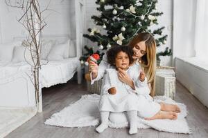 feliz multirracial família com presentes às Natal foto