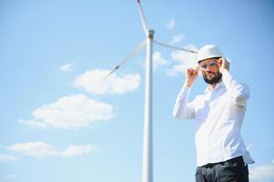 engenheiro trabalhando às alternativo renovável vento energia Fazenda - sustentável energia indústria conceito foto