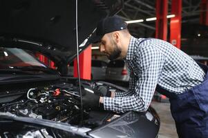 adulto homem dentro azul colori uniforme trabalho dentro a automóvel salão. foto