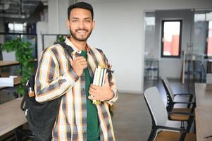 bonito e jovem indiano masculino Faculdade estudante. foto