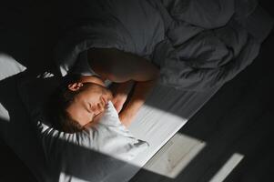 fofa jovem homem dormindo em cama foto