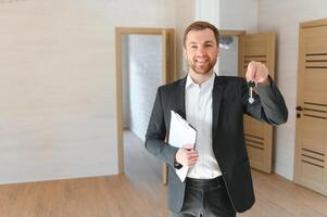 fechar-se retrato do uma confiante masculino Estado agente sorridente foto