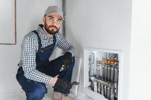 tubo ajustador montado debaixo do chão aquecimento. aquecimento sistema e debaixo do chão aquecimento. foto