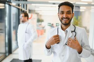 retrato do uma ásia indiano masculino médico médico dentro uniforme foto