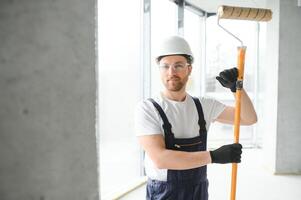 uma feliz trabalhador orgulhosamente em pé às dele ambiente de trabalho. foto