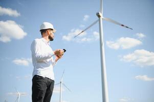 engenheiro trabalhando às alternativo renovável vento energia Fazenda - sustentável energia indústria conceito foto