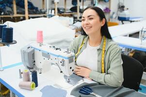 retrato do uma lindo costureira carregando uma fita a medida e trabalhando dentro uma têxtil fábrica foto