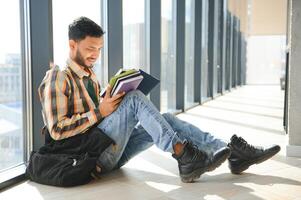 bonito e jovem indiano masculino Faculdade estudante. foto