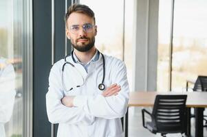 jovem e confiante masculino médico retrato. bem sucedido médico carreira conceito foto