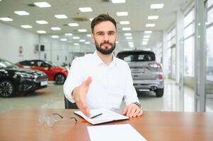 sorridente, amigáveis carro vendedor em pé dentro carro salão. foto