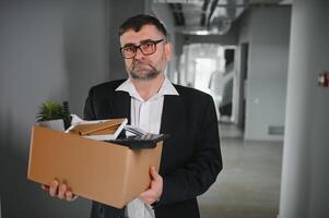 velho homem de negocios empregado dentro deslocalização conceito foto