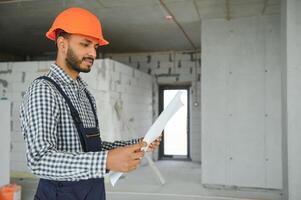 uma migrante trabalhador poses para uma foto em uma cidade Centro construção local dentro Cingapura. a se ásia cidade Estado tem uma significativo migrante trabalhador população