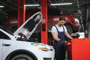 auto mecânico trabalhando em carro motor dentro mecânica garagem. reparar serviço. foto