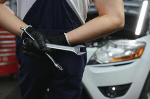 auto mecânico trabalhando em carro motor dentro mecânica garagem. reparar serviço. foto