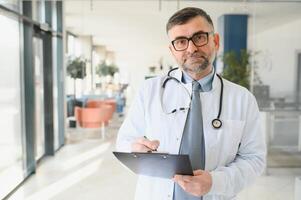 retrato do uma Senior médico dentro dele escritório dentro uma hospital foto