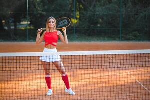 bonito, jovem fêmea tênis jogador em a tênis quadra foto
