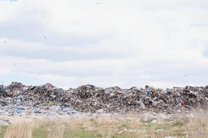 ampla lixo pilha isolado em branco fundo ,global aquecimento foto