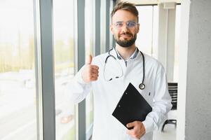 jovem e confiante masculino médico retrato. bem sucedido médico carreira conceito foto