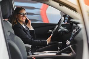 o negócio mulher dentro auto salão. conceito do fêmea motorista foto