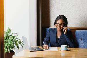 jovem Preto empresária falando em a telefone. foto