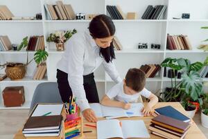 tutor com aluno. pequeno menina estudo. privado lição. foto